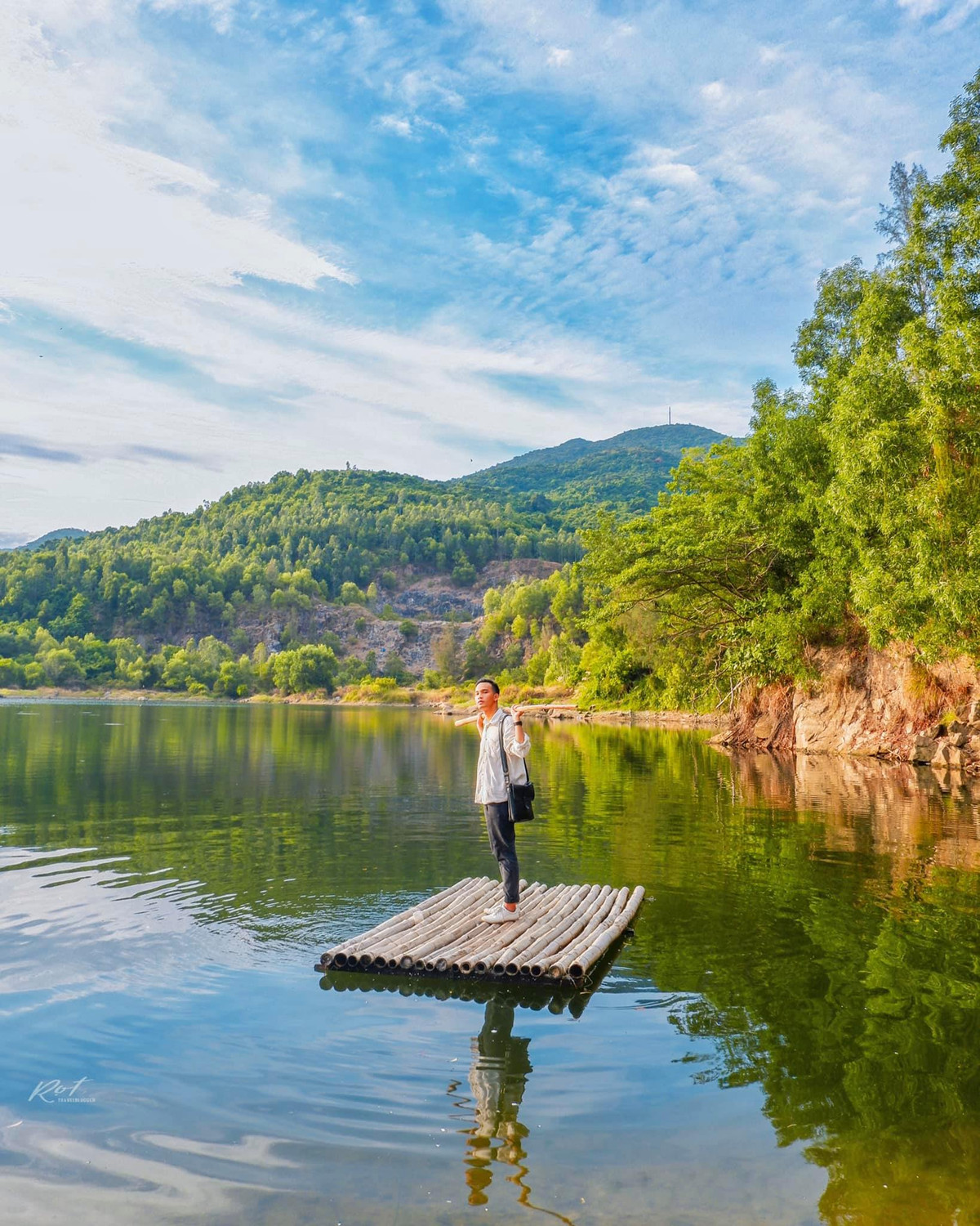 Đến Sơn Trà không thể bỏ qua hồ nước xanh này - đây là một điểm du lịch lý tưởng nhất dành cho du khách. Ảnh: Bùi Ngọc Công