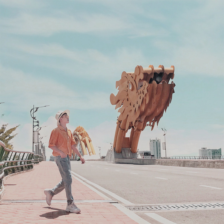 Cầu Rồng có lẽ là địa điểm quá quen thuộc với du khách đến nơi này, đây là biểu tượng không thể thiếu của Đà Nẵng. Dù cây cầu không còn là địa điểm mới, thế nhưng mỗi lần đặt chân đến là ai cũng phải check in để kỷ niệm.