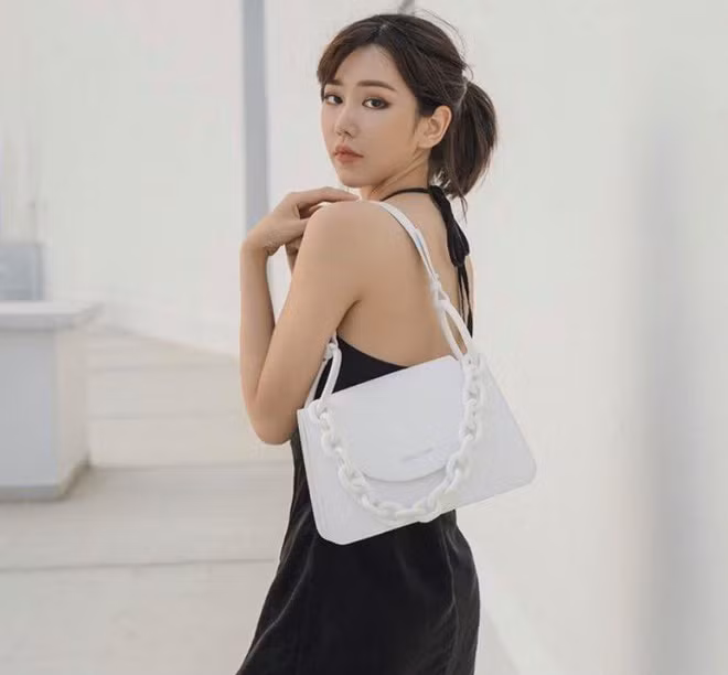 Thân hình của Min cực thon gọn, cuốn hút.