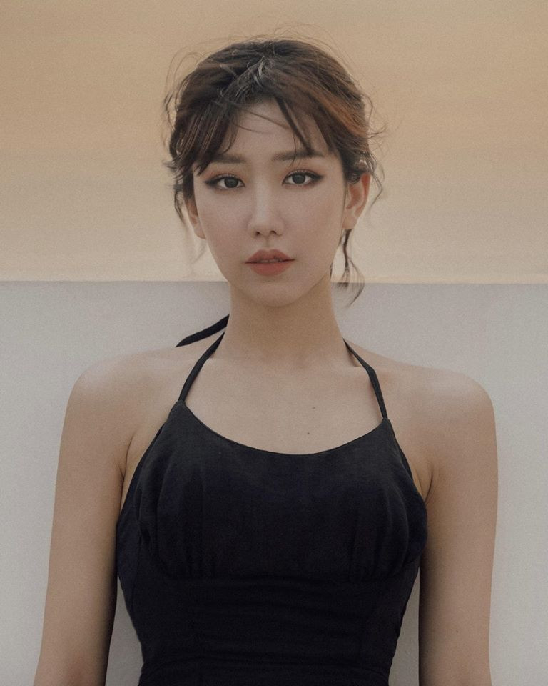 Vẻ đẹp của Min được rất nhiều người ngưỡng mộ, dù bận rộn cho hoạt động nghệ thuật nhưng cô ca sĩ này vẫn chăm chút cho cơ thể để ngày càng trông gợi cảm và cân đối hơn.