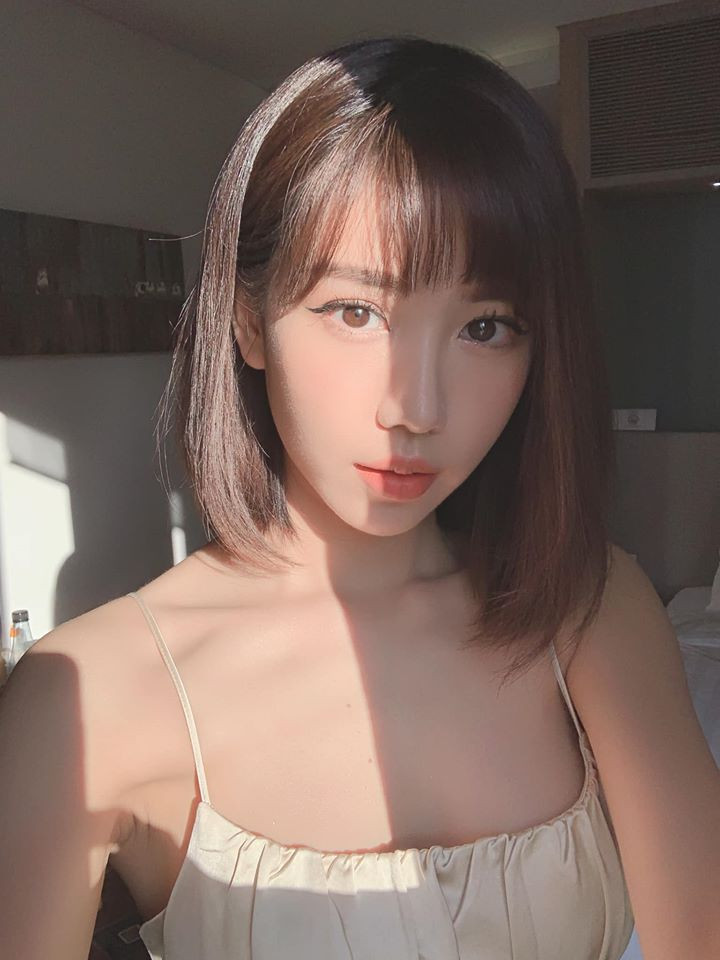 Đặc biệt, sau quá trình giảm cân vừa qua, nữ ca sĩ đã có màn comeback khi khoe thân hình cực chuẩn khiến dân tình rần rần, ngưỡng mộ.