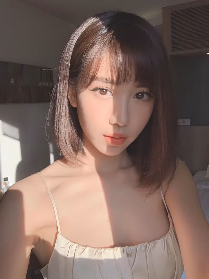 Đặc biệt, sau quá trình giảm cân vừa qua, nữ ca sĩ đã có màn comeback khi khoe thân hình cực chuẩn khiến dân tình rần rần, ngưỡng mộ.