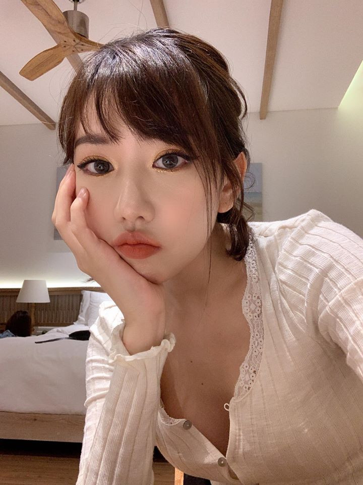 Sau thời gian thay đổi hình tượng từ đáng yêu ngọt ngào sang nữ tính, nữ ca sĩ Min thường xuyên nhận được lời khen bởi nhan sắc ngày càng thăng hạng. Mời quý độc giả đón xem thêm video Ca sĩ Min và luật ngầm trong giới showbiz - Nguồn: KÊNH VTC1