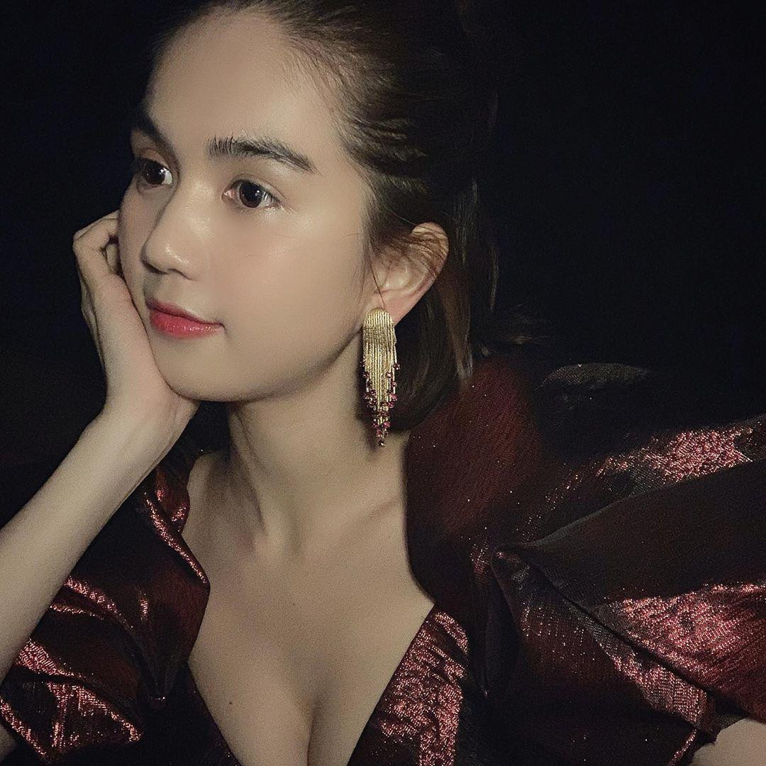 Vốn dĩ khuôn mặt của người đẹp Trà Vinh rất bầu bĩnh, vậy nên thi thoảng xuất hiện những khoảnh khắc để lộ khuyết điểm như trên là điều khó tránh khỏi.