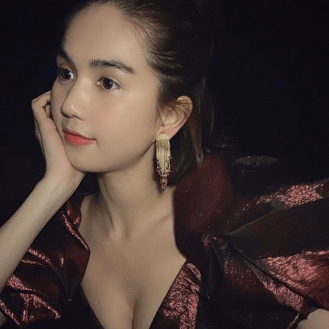 Vốn dĩ khuôn mặt của người đẹp Trà Vinh rất bầu bĩnh, vậy nên thi thoảng xuất hiện những khoảnh khắc để lộ khuyết điểm như trên là điều khó tránh khỏi.