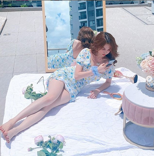 Mới đây, "nữ hoàng nội y" Ngọc Trinh chia sẻ loạt hình ảnh xinh đẹp khi mặc váy họa tiết với những đường cắt cúp hợp lý đủ phô diễn điểm mạnh hình thể của mình.