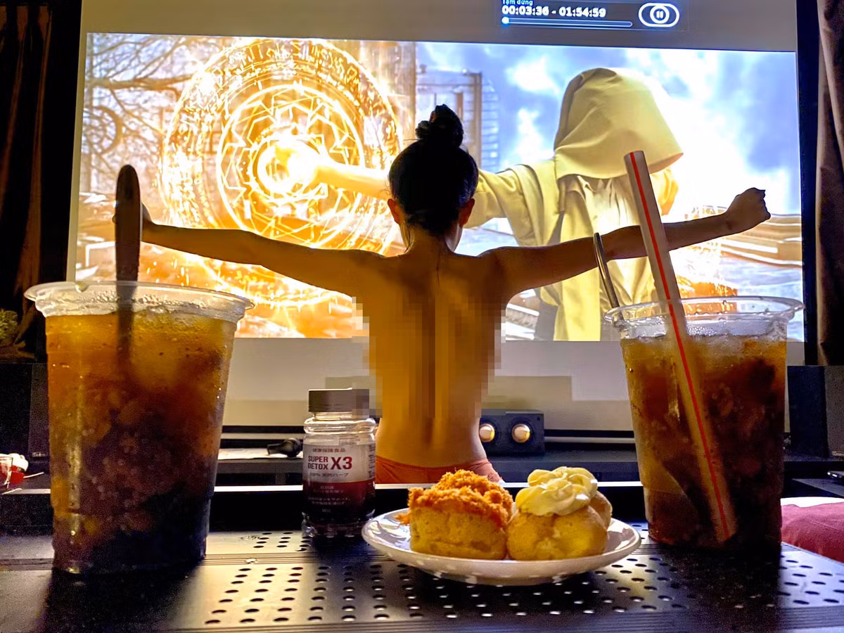 Trên trang cá nhân, "hot girl thị phi" Ngân 98 đăng tải hình ảnh khiến người xem "nhức mắt" kém dòng chú thích: "Chỉ thích xem phim Mỹ". Điều đáng nói là trong bức ảnh này, cô nàng chỉ mặc độc một chiếc quần mỏng, hoàn toàn không mặc áo và để lộ rõ một phần vòng 1. 