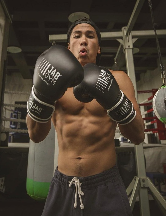 Tài năng, điển trai, gia thế "khủng", nhiều người thậm chí còn phát sốt với mức độ giàu có của trai đẹp này.