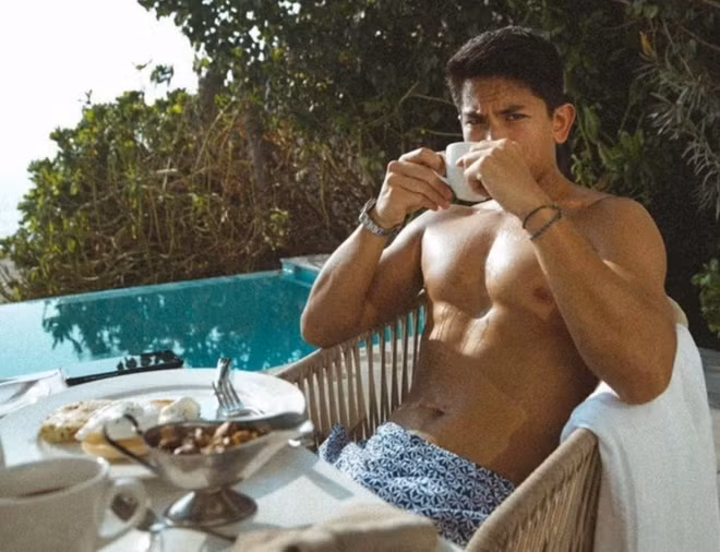 Ngoài công việc và học tập, Abdul còn đam mê chơi thể thao nên chàng trai 29 tuổi có vóc dáng 6 múi nổi bật.