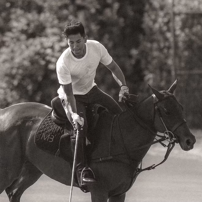 Hoàng tử Abdul Mateen Bolkiah sinh năm 1991 là con trai thứ của Quốc vương Brunei Hassanal Bolkiah.