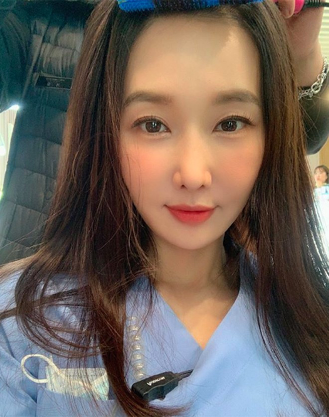  Lee Su Jin (52 tuổi, đến từ Hàn Quốc) gây chú ý khi xuất hiện trong chương trình truyền hình Same Bed, Different Dreams (SBS), The Emancipated People (MBC) nhờ gương mặt trẻ trung, vóc dáng thon gọn đáng ngạc nhiên. Cô hiện là nha sĩ, sống cùng con gái – một hot girl nổi tiếng trên mạng xã hội.