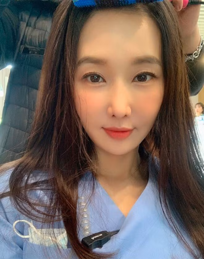  Lee Su Jin (52 tuổi, đến từ Hàn Quốc) gây chú ý khi xuất hiện trong chương trình truyền hình Same Bed, Different Dreams (SBS), The Emancipated People (MBC) nhờ gương mặt trẻ trung, vóc dáng thon gọn đáng ngạc nhiên. Cô hiện là nha sĩ, sống cùng con gái – một hot girl nổi tiếng trên mạng xã hội.