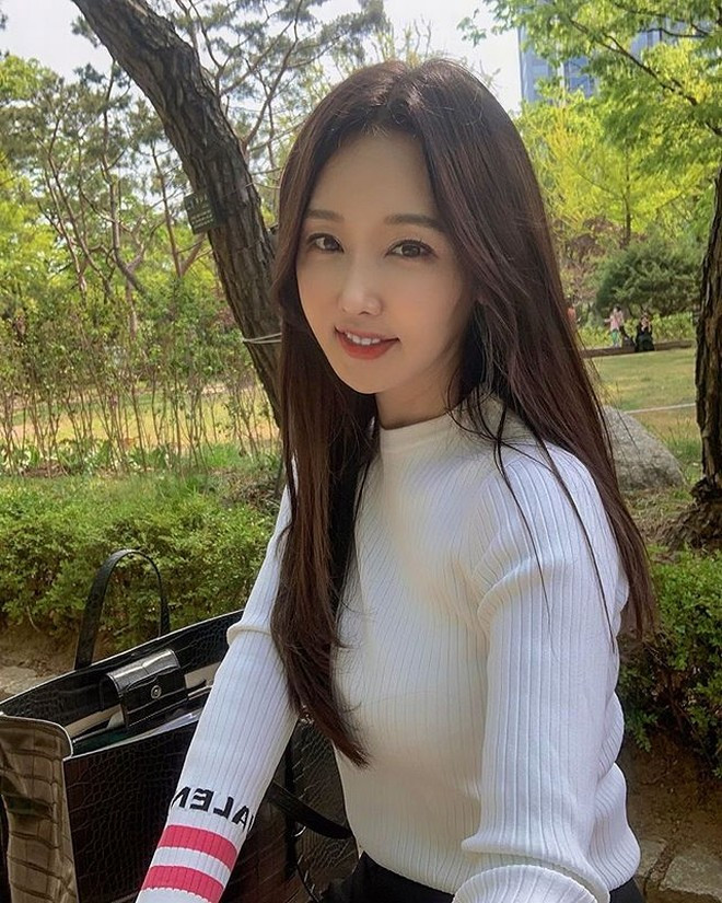 Cặp mẹ con Hàn Quốc thường xuyên đăng ảnh chụp chung thân thiết cùng nhau. Nhiều dân mạng thường nhầm lẫn bà mẹ 52 tuổi là chị của con gái. Thậm chí trong nhiều bức ảnh, không ai phân biệt được đâu là mẹ, đâu là con.