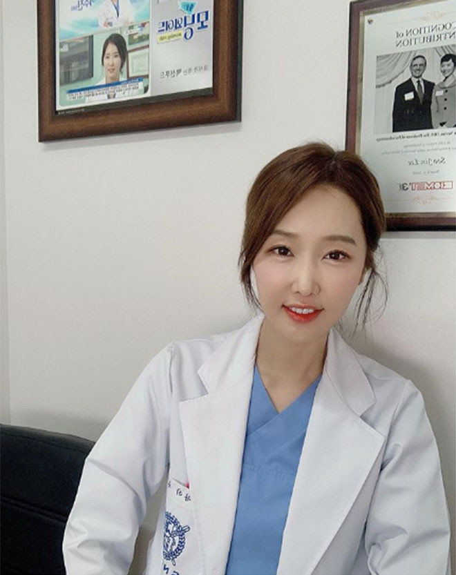 Không kém gì con gái hot girl, nữ nha sĩ nhanh chóng nổi tiếng trên mạng xã hội với 130.000 theo dõi, đồng thời xuất hiện hàng loạt trên các chương trình nổi tiếng tại xứ sở Kim Chi.