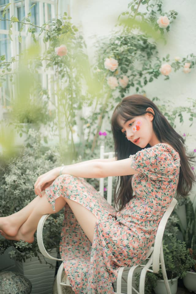 Khác với những hot girl xuất hiện nhan nhản trên Facebook, Phi Linh hướng đến việc xây dựng hình tượng một người toàn tài.