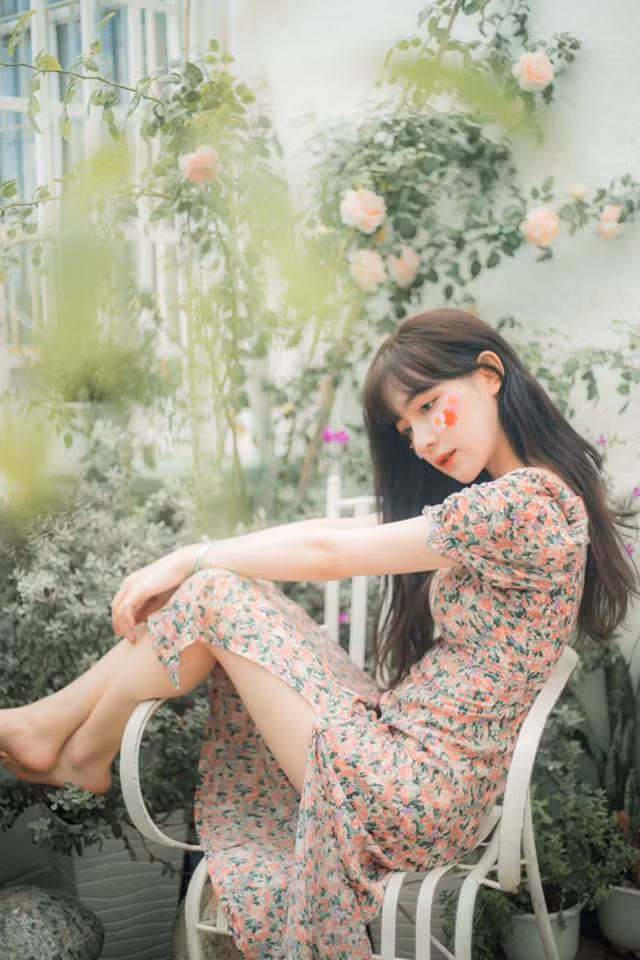 Khác với những hot girl xuất hiện nhan nhản trên Facebook, Phi Linh hướng đến việc xây dựng hình tượng một người toàn tài.