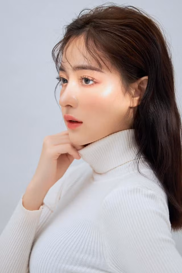 Phi Linh hiện còn được biết đến với vai trò diễn viên và là em út tài năng của "Team 89s" với chuỗi phim Thư viện kí ức được công chiếu Pops TV.