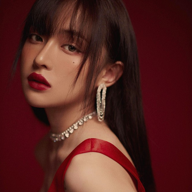 Dù là chụp selfie hay ngoại cảnh, Phi Linh đều khiến người đối diện chú ý bởi nét đáng yêu và nữ tính.