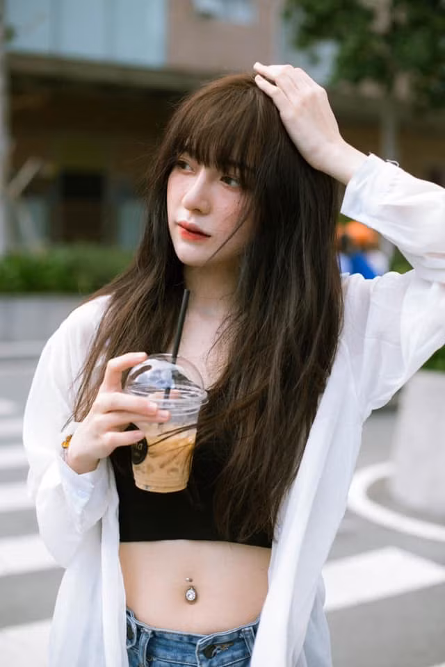 Dành nhiều thời gian cho việc học ở trường và ở nhà nhưng Phi Linh vẫn tận dụng thời gian rỗi để làm mẫu ảnh cho nhiều shop quần áo, phụ kiện, mỹ phẩm. Mời quý độc giả đón xem thêm video Nữ sinh nói 7 thứ tiếng ngại nổi tiếng - Nguồn: KÊNH VTC1