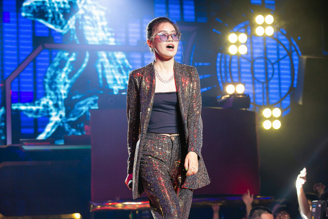 Trên sân khấu "King Of Rap" Pháo đã trình diễn ca khúc "Sợ quá cơ" được cô nàng xử lý vô cùng ấn tượng từ bản beat bắt tai đến cách chơi vần rất "ngông".