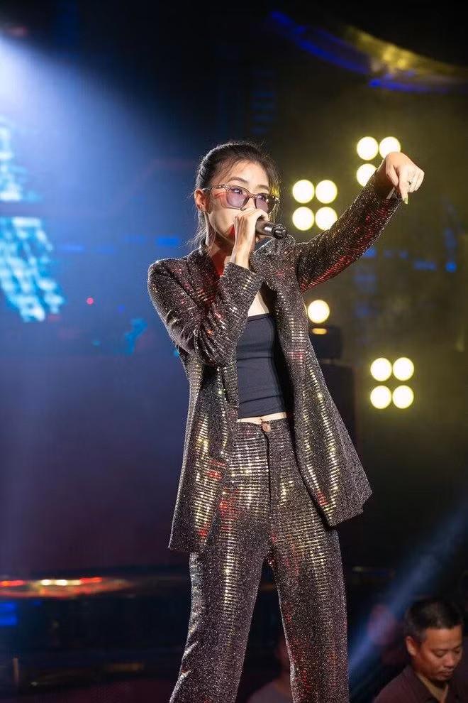 Cô gái 17 tuổi "phá tan" sân khấu gameshow King of Rap là ai? Co gai 17 tuoi