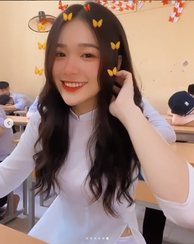 Nữ sinh 10x hút hồn người xem bởi sự trong trẻo và tinh khôi rất đặc trưng của con gái Việt Nam.