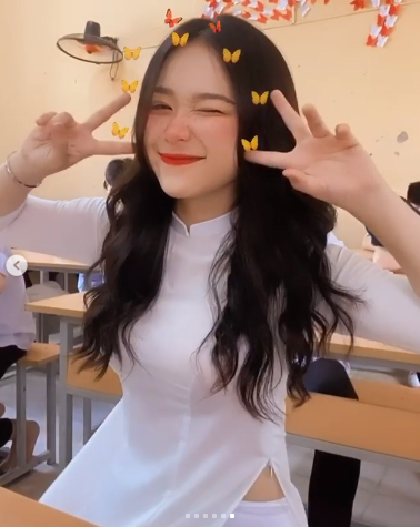 Sở hữu gương mặt xinh đẹp, đôi mắt biết nói và vóc dáng cao ráo, nữ sinh Vũ Thu Hường (18 tuổi, quê Đồng Kị, Từ Sơn, Bắc Ninh) gây ấn tượng với rất nhiều người ngay từ cái nhìn đầu tiên.