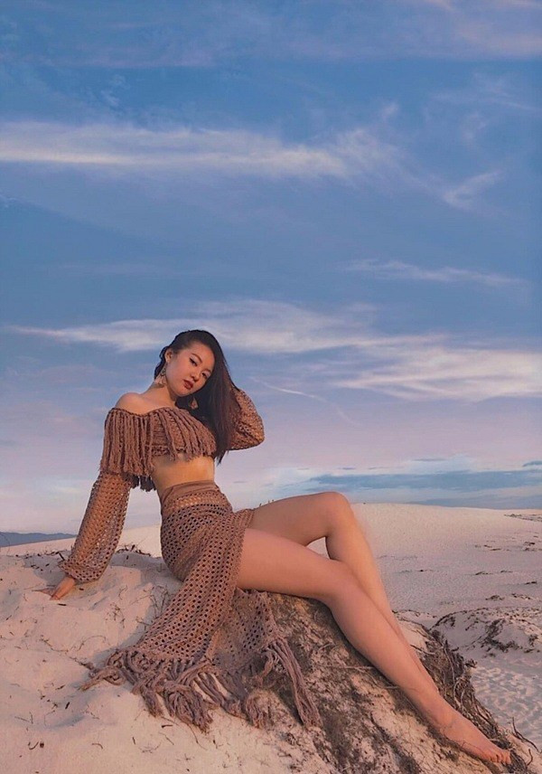 Không chỉ xinh đẹp, cô gái tài năng này còn là chủ nhiệm CLB nhảy của trường và cũng đang là thành viên trong nhóm nhảy có tiếng tại Hà Nội.