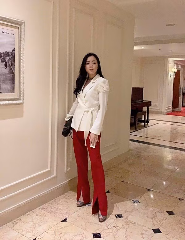 Không những giỏi ngôn ngữ, Minh Thu còn biết chơi piano, tham gia biểu diễn múa ballet từ nhỏ, cô cũng từng làm mẫu ảnh cho nhiều tạp chí tuổi teen, làm MC, diễn viên cho các bộ phim ngắn…