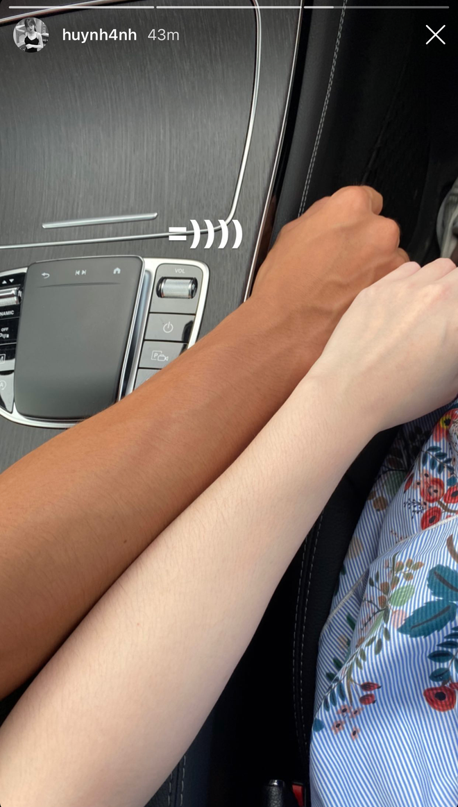 Nhiều người cũng nhận ra xe cả hai đang ngồi chính là chiếc Mercedes trị giá vài tỷ Quang Hải tậu hồi đầu năm.