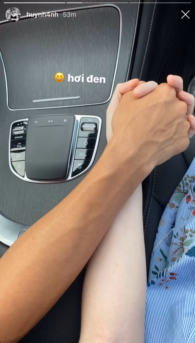 Những động thái này khiến dân tình đang đồn đoán cặp đôi đã chia tay nhau từ lúc nào. Mặc dù mới gần đây thôi, Quang Hải và Huỳnh Anh khiến cư dân mạng thích thú khi khoe khoảnh khắc đi chơi bằng xe sang Mercedes tiền tỷ của chàng tiền vệ.