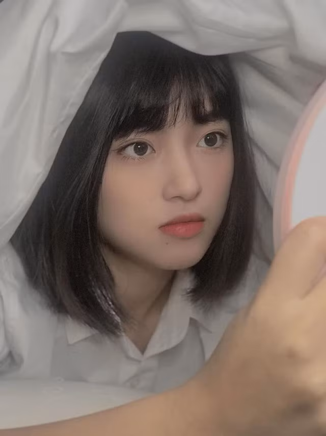 Quan điểm sống của Hương Ly là “sống không hối tiếc”. Theo đó, trong quãng thời gian tươi đẹp nhất của đời người cô cố gắng hết sức để thực hiện những mục tiêu mà bản thân đã đề ra.