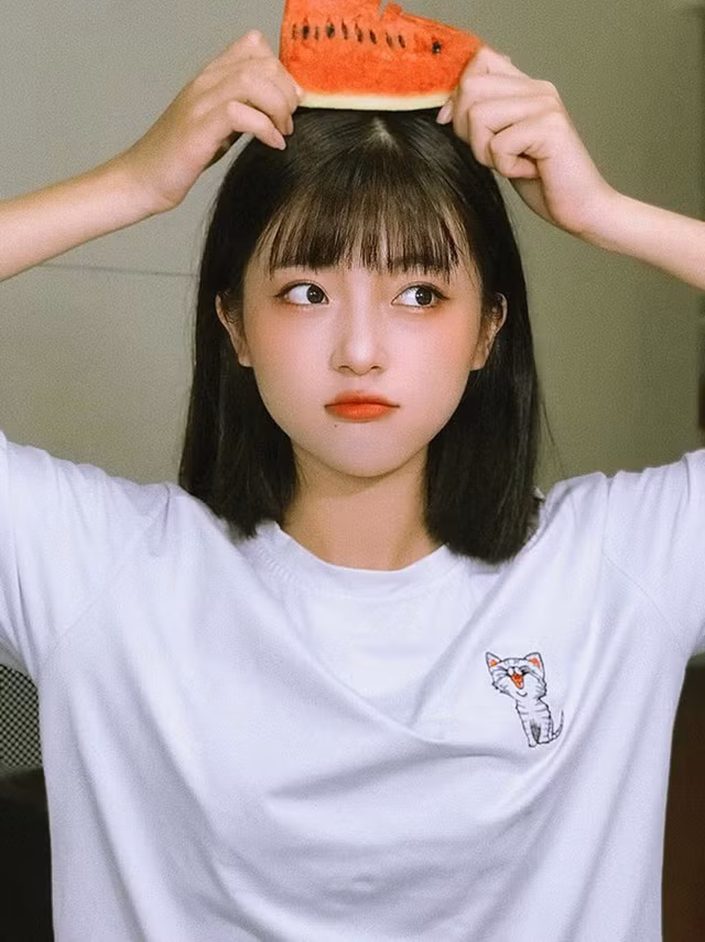 Lương Thị Hương Ly (sinh năm 2000 tại Lào Cai) từng được cư dân mạng chú ý với những hình ảnh chụp cùng trang phục dân tộc.