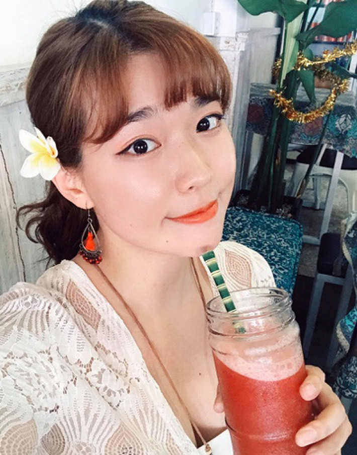 Cô giáo Duy Ly có phong cách thời trang và make up khá giống với các cô gái Hàn. Nhiều sinh viên trong trường truyền tai nhau rằng cô Ly có tính cách cực kỳ dễ thương, hết sức cưng chiều học trò.