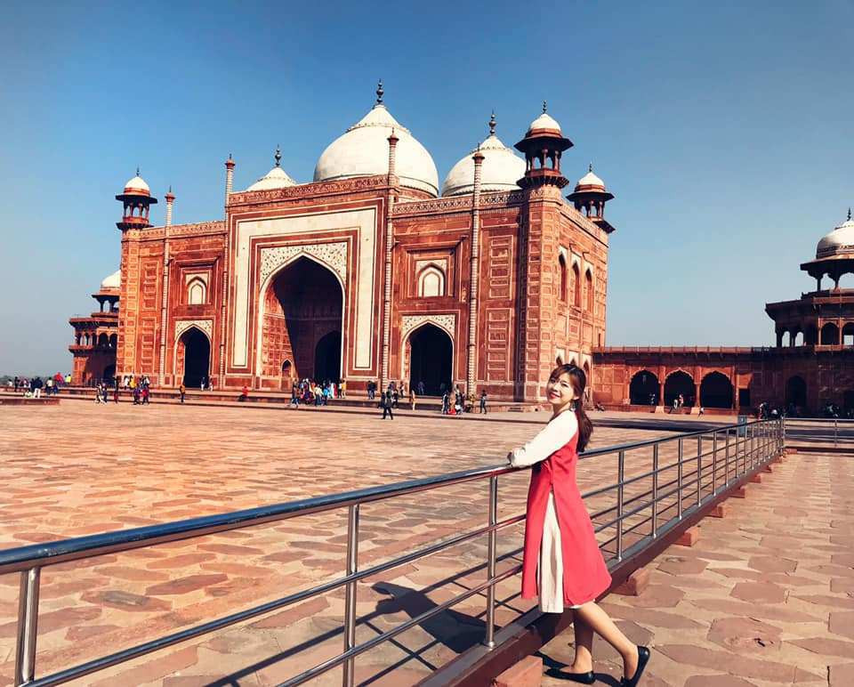 Cũng giống như nhiều giảng viên,Nguyễn Duy Ly được nhiều sinh viên ngưỡng mộ khi biết trước đây cô từng tốt nghiệp loại giỏi ngành Quản trị Kinh doanh, ĐH Ngoại Thương.