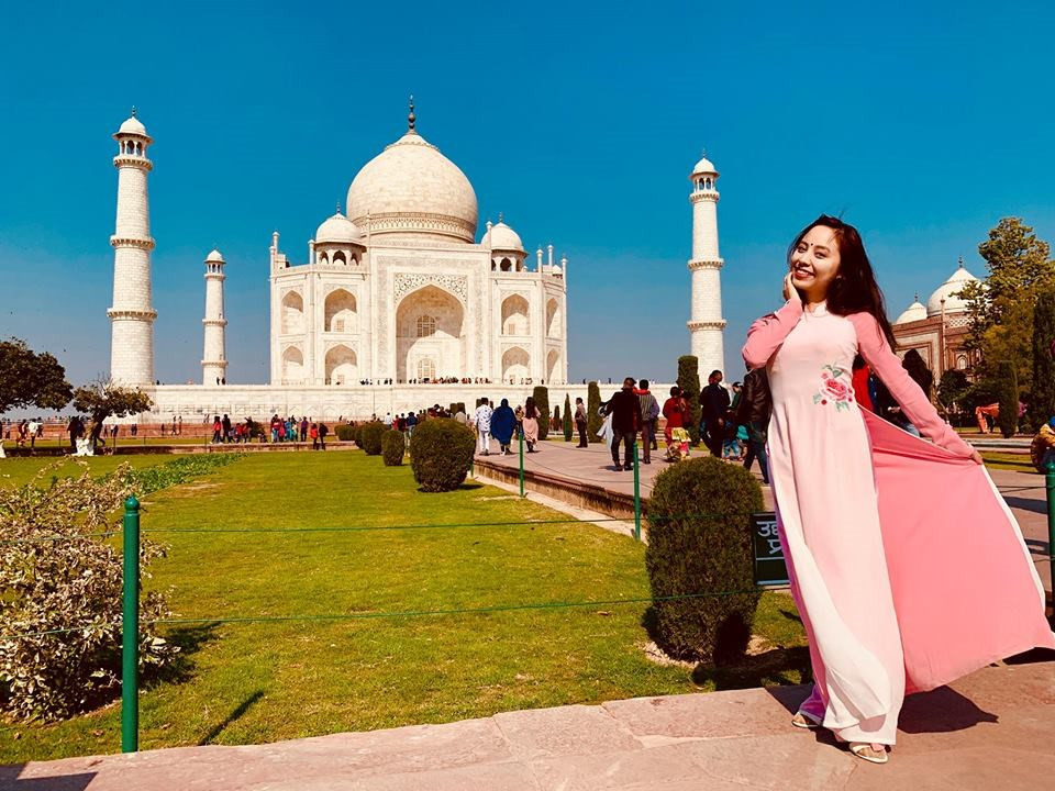 Có niềm đam mê du lịch, nữ giảng viên FPT này đã đặt chân đến hơn 30 quốc gia trên thế giới và có thể giao tiếp thành thạo bằng tiếng Anh, tiếng Trung, cùng với giao tiếp cơ bản bằng tiếng Ý.