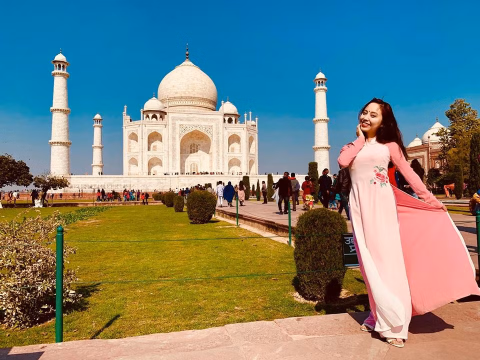 Có niềm đam mê du lịch, nữ giảng viên FPT này đã đặt chân đến hơn 30 quốc gia trên thế giới và có thể giao tiếp thành thạo bằng tiếng Anh, tiếng Trung, cùng với giao tiếp cơ bản bằng tiếng Ý.