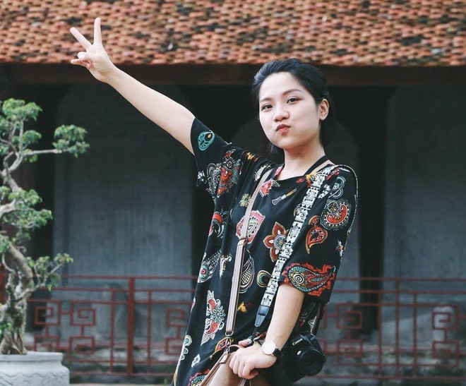 Gây ấn tượng với gương mặt thanh tú và trẻ trung y như sinh viên, cô giáo Nguyễn Hoàng Anh được cộng đồng mạng biết đến qua những tấm ảnh dạy học online từng gây bão.