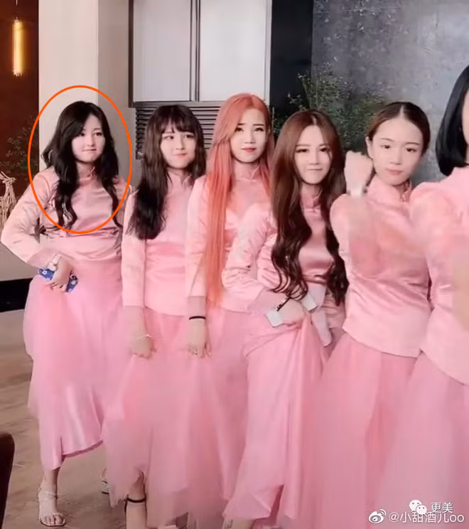 Nhan sắc của "nữ thần" gây ra nhiều tranh cãi. Một bên cho rằng Huyễn Mại lạm dụng chỉnh sửa hình ảnh để lừa dối fan. Số khác cho rằng dù có mập một chút những cô nàng vẫn xinh đẹp, tươi tắn, không ai có thể giữ được số cân nặng hoàn hảo như mơ được nên điều này có thể thông cảm.