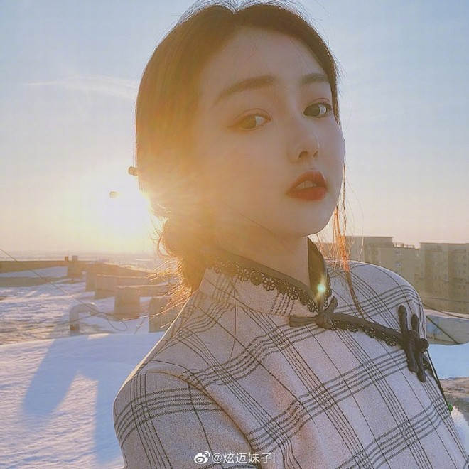 Trong ảnh chụp ngoài đường, hot girl 9X sở hữu thân hình mập mạp, gương mặt to tròn với chiếc má bánh bao, trông như tăng cả chục kg so với trên mạng. Nhan sắc quá đỗi khác biệt khiến fan không tin đó là cùng một người.