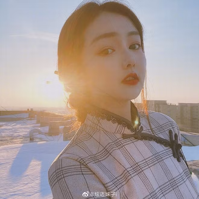 Trong ảnh chụp ngoài đường, hot girl 9X sở hữu thân hình mập mạp, gương mặt to tròn với chiếc má bánh bao, trông như tăng cả chục kg so với trên mạng. Nhan sắc quá đỗi khác biệt khiến fan không tin đó là cùng một người.