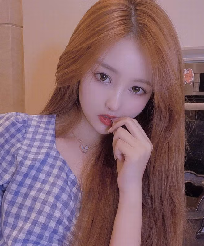 Huyễn Mại được biết đến là blogger thời trang nổi tiếng, vì vậy cô nàng thường xuyên xuất hiện trên mạng xã hội với hình ảnh lung linh, thân hình thon thả và gương mặt v-line đẹp không tì vết.