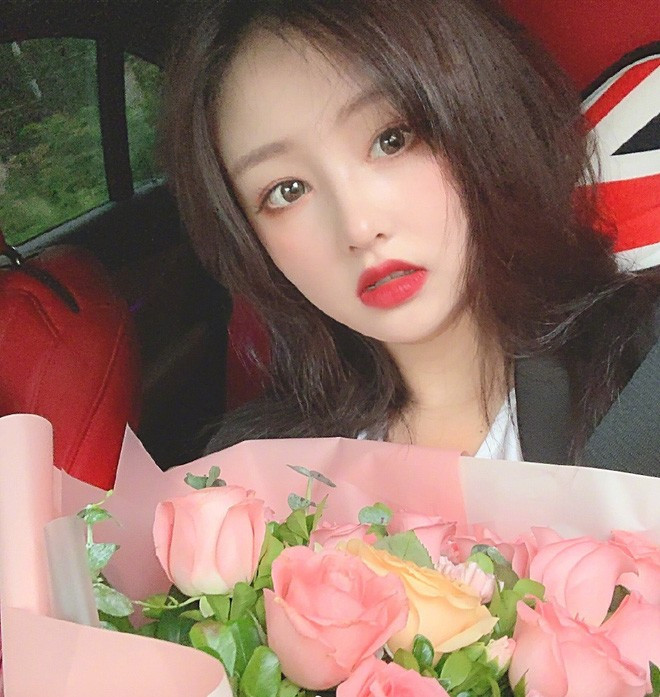 Hot girl sinh năm 1999 bắt đầu nổi tiếng nhờ KuaiShou - một mạng xã hội chuyên về các clip ngắn gần tương tự TikTok. Nhan sắc xinh xắn dễ thương cùng cách nói chuyện hài hước giúp cô nàng bỗng chốc trở thành "nữ thần" của rất nhiều người.