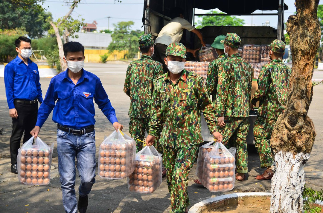 Chính vì vậy, dù ai cũng khó khăn, nhưng Đà Nẵng nghĩa tình, đồng bào ta đoàn kết vậy đó, người có nhiều góp nhiều, ai có ít góp ít, người góp công, người thì góp của, đều dặn tiếp tế cho các bệnh viện, khu vực phong tỏa.