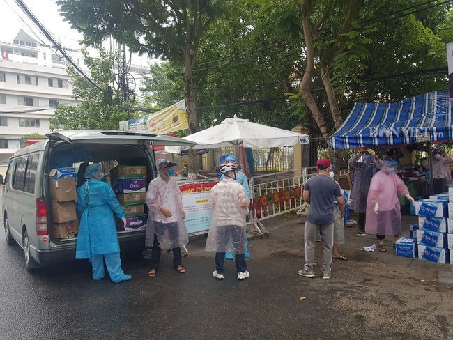 Đà Nẵng cuối tuần rồi đổ mưa, thậm chí mưa cả ngày không dứt. Thế nhưng, sự khắc nghiệt của thời tiết vẫn không làm ảnh hưởng đến tiến độ công việc của mọi người. Đủ thấy tất cả đã nỗ lực ra sao, cố gắng như thế nào.