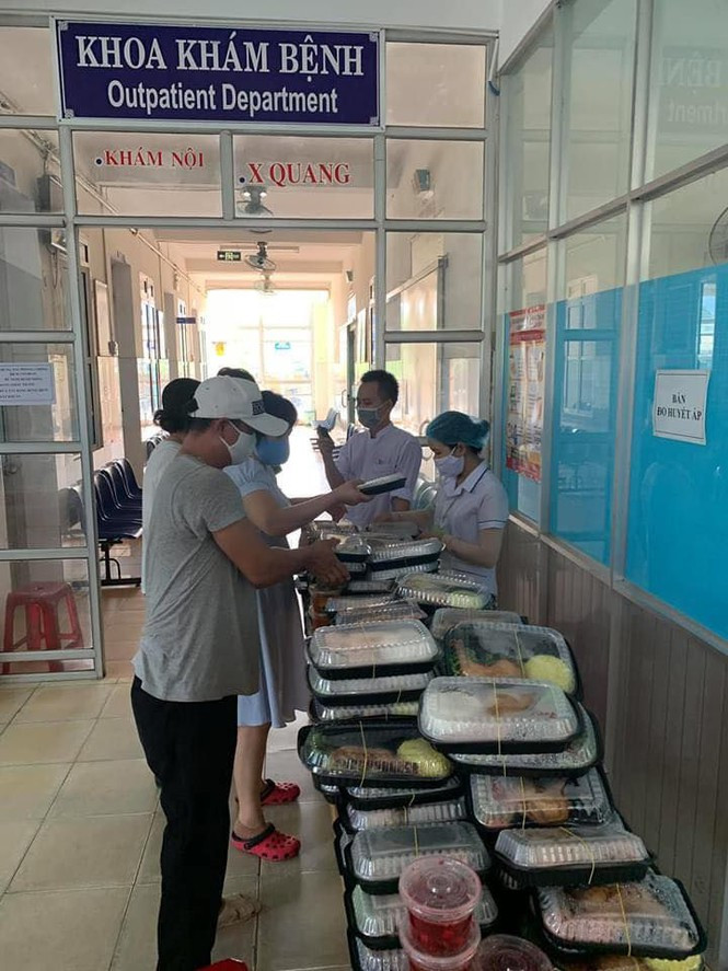 Những đồ được mang đến có thể là mì tôm, bánh, trứng, sữa, trái cây, nước uống,… hay các nhu yếu phẩm như dầu gội đầu, xà phòng, giấy vệ sinh, tã bỉm… đều luôn được xếp đầy ắp ngoài cổng các khu vực cách ly, phong tỏa.