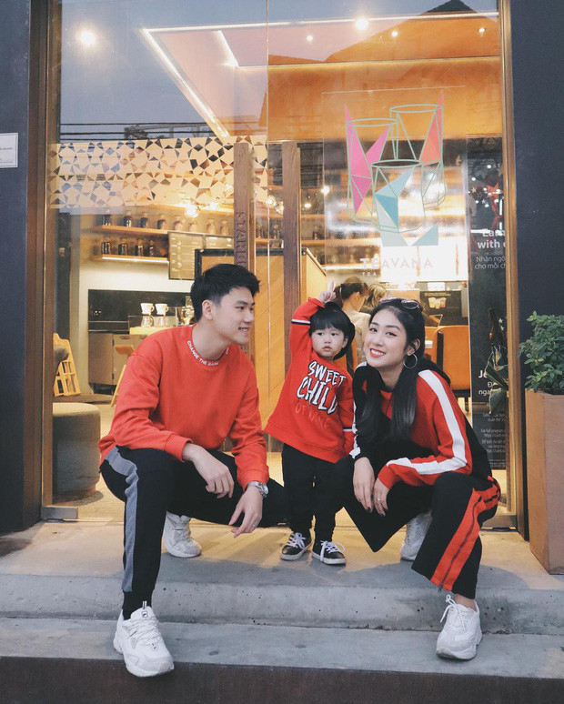 Ngay sau khi kết hôn cùng mối tình năm 17 tuổi Tùng Sơn, cô nàng sinh năm 1995 nghiễm nhiên “hoá thành” hot mom hiện đại có sức hút nhất trên mạng xã hội cùng với cậu con trai xinh xắn là Xoài.