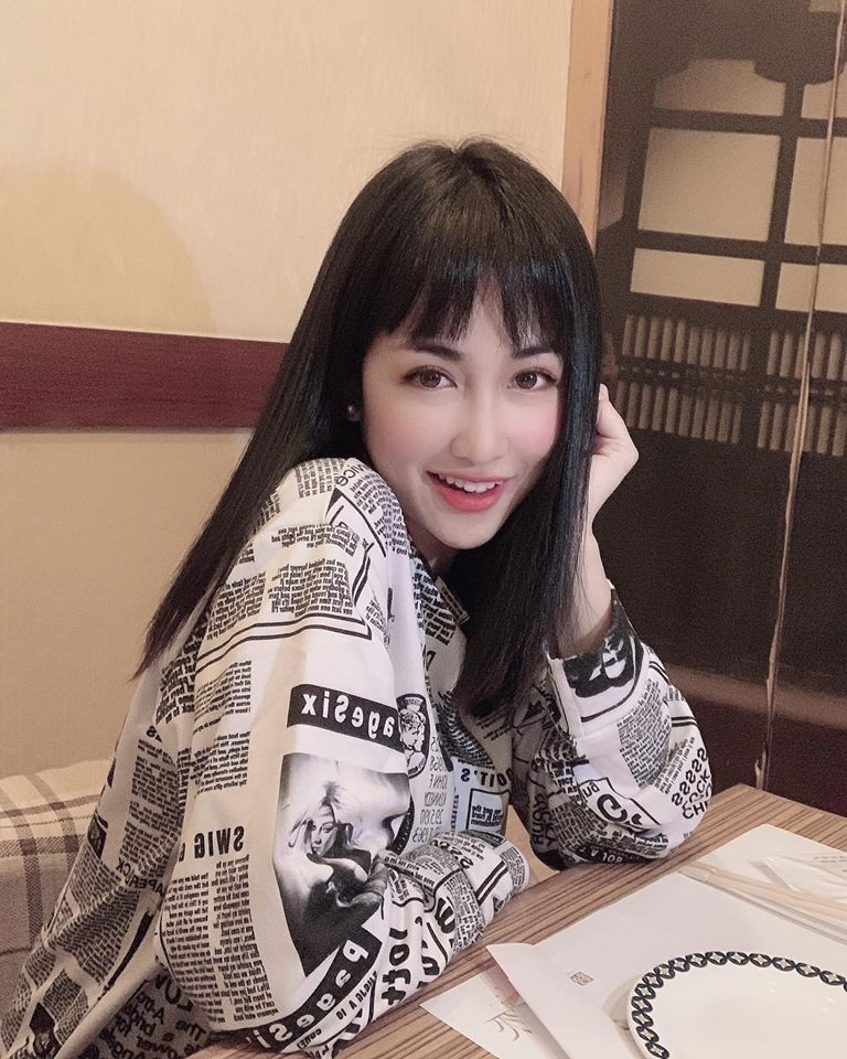 Trước đây, cô trung thành với phong cách nhẹ nhàng, nữ tính. Thế nhưng khoảng 1 năm trở lại đây, Trang Moon trở nên vô cùng táo bạo. Cô không ngần ngại diện những bộ độ khoe triệt để cơ thể nóng bỏng cùng những đường cong quyến rũ. Mời quý độc giả đón xem thêm video Hái ra tiền nhờ danh xưng hot girl - Nguồn: KÊNH VTC1