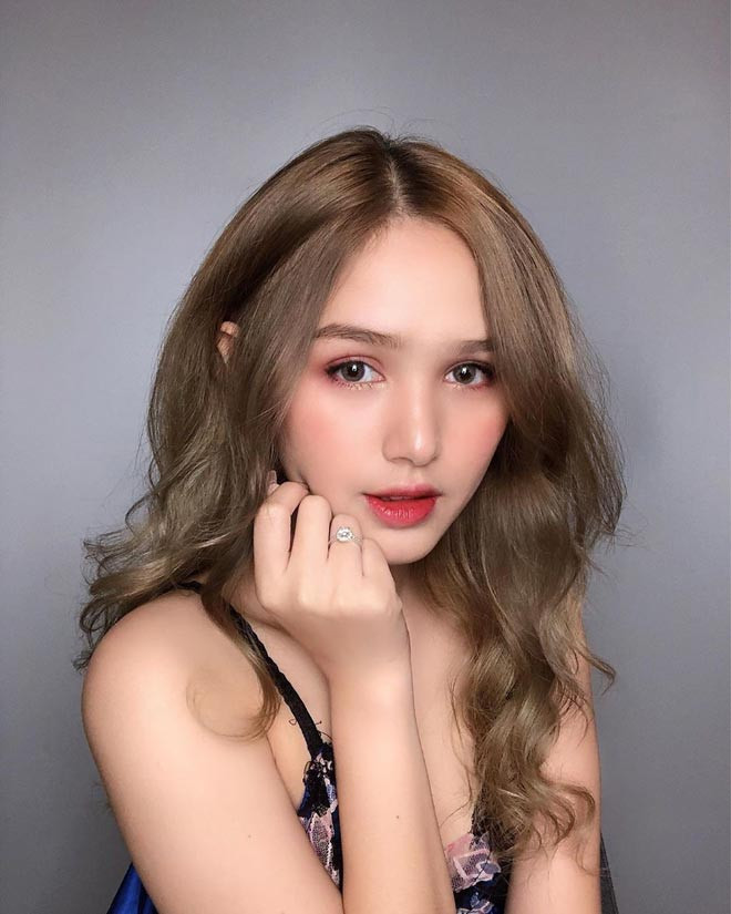 Hot girl cùng tên Trang này nổi tiếng không kém cạnh gì khi trở thành bạn gái, và hiện tại là vợ sắp cưới của chàng streamer giàu nhất Việt Nam Xemesis, cô nàng được Xemesis gọi với cái tên cực yêu là Xoài Non.