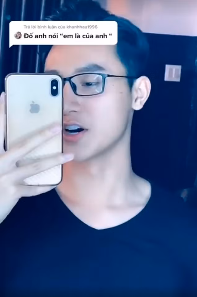 Trước đó, trai đẹp Tik Tok Khoa Vương đã khiến dân tình điêu đứng khi đăng tải nhiều đoạn clip "thả thính". Thậm chí, anh còn sở hữu một video với nội dung "các em hư đúng không" có tận 4,2 triệu lượt xem, hơn 200 ngàn lượt thả tim trên MXH này.